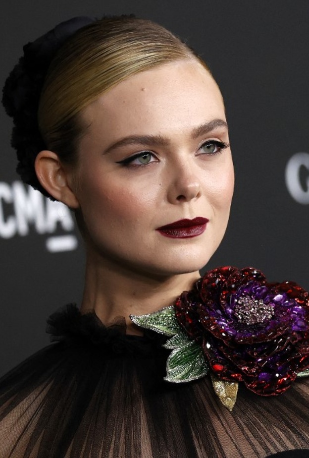 صيحات جمالية جعلت إطلالات Elle Fanning عام 2021 أكثر جمالاً