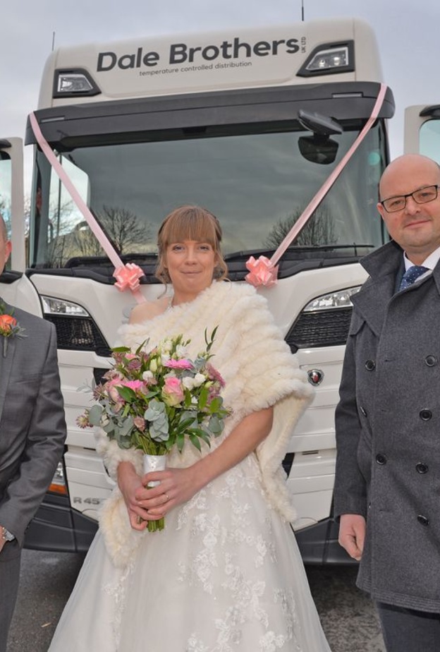 عروس تصل إلى حفل زفافها بسيارة نقل