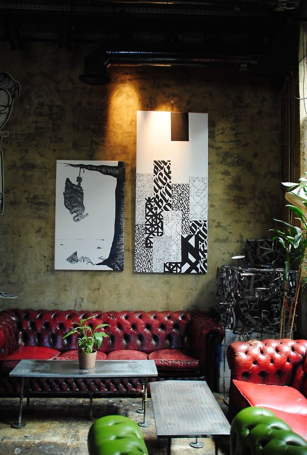 غرفة معيشة بألوان العلم الإماراتي احتفالا باليوم الوطني