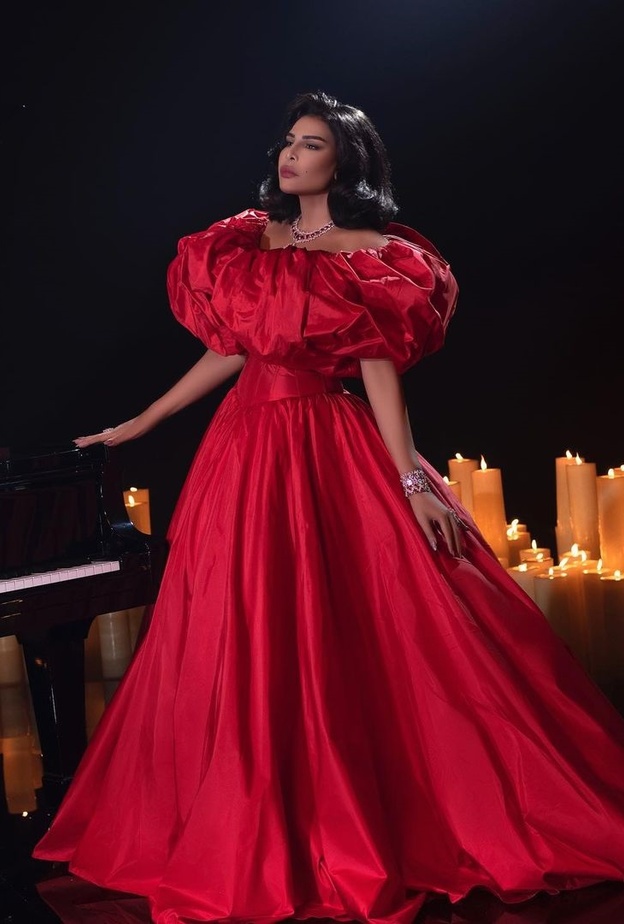 فساتين خطوبة باللون الاحمر انستقرام@ahlamalshamsi