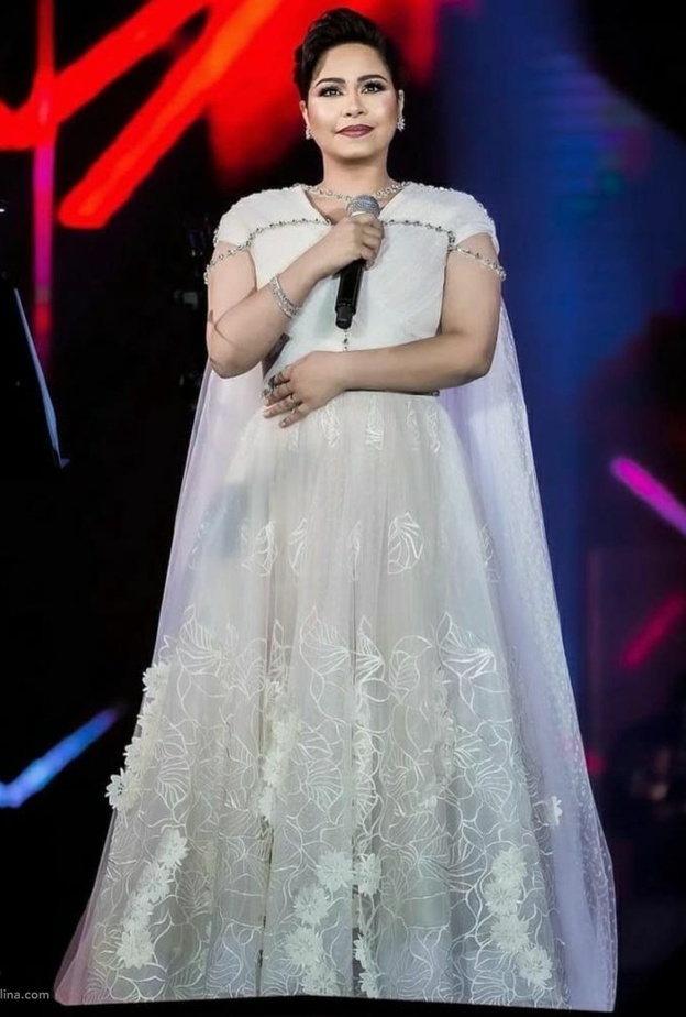 فساتين خطوبة ملفتة بالابيض @sherine