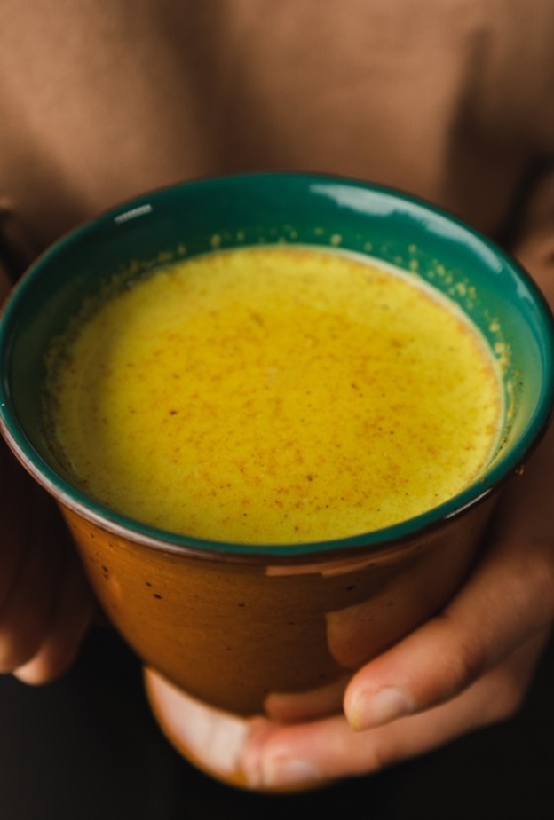 فوائد حليب الكركم الصحية في الشتاء