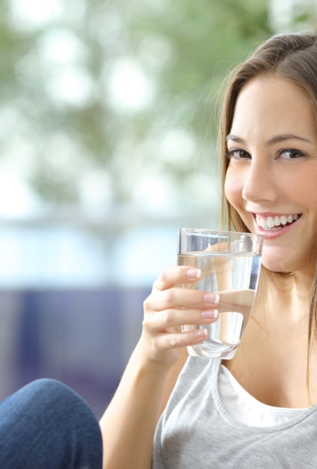 فوائد مذهلة لشرب الماء عند الاستيقاظ من النوم