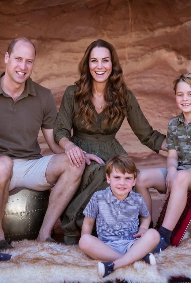كيت ميدلتون تعتمد إطلالة متناسقة مع أولادها في أحدث صورة عائلية