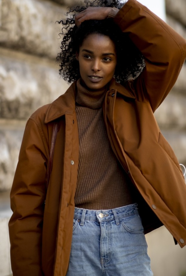 لإطالة الرقبة إختاري الألوان الفاتحة على عكس الداكنة التي ستجعلها تبدو أقصر