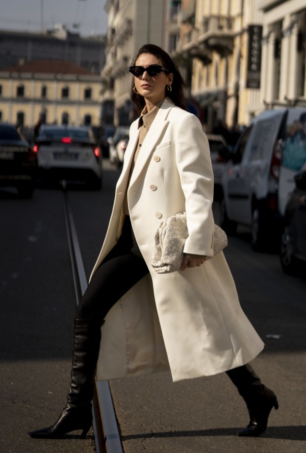 أفكار لتنسيق المعطف الأبيض مع اطلالات شتاء 2022