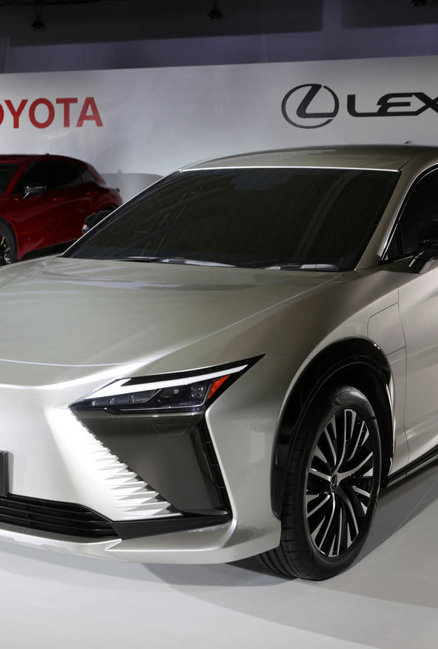 لكزس تطلق RZ SUV الجديدة كليا