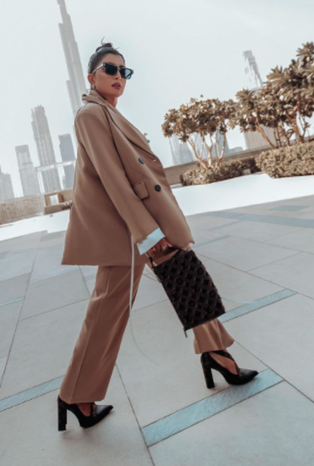 اطلالات أنيقة ومحتشمة للصبايا مستوحاة من بثينة الرئيسي