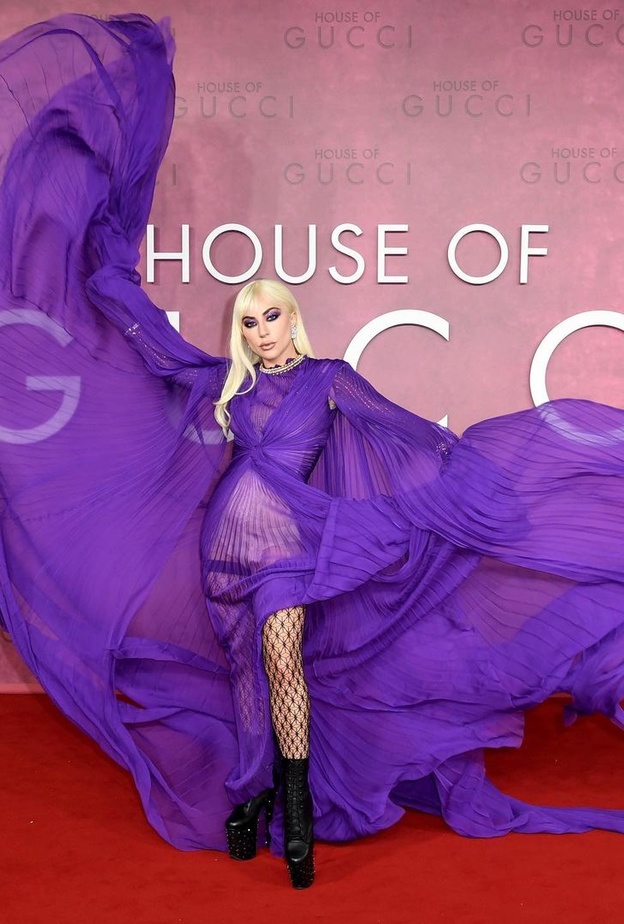 ليدي غاغا بدت ساحرة بفستان باللون البنفسجي من تصميم Gucci