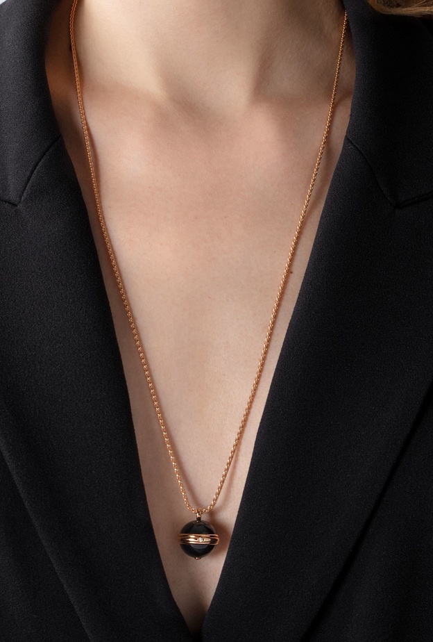 مجوهرات من حجر الأونيكس لاطلالة دافئة في الشتاء