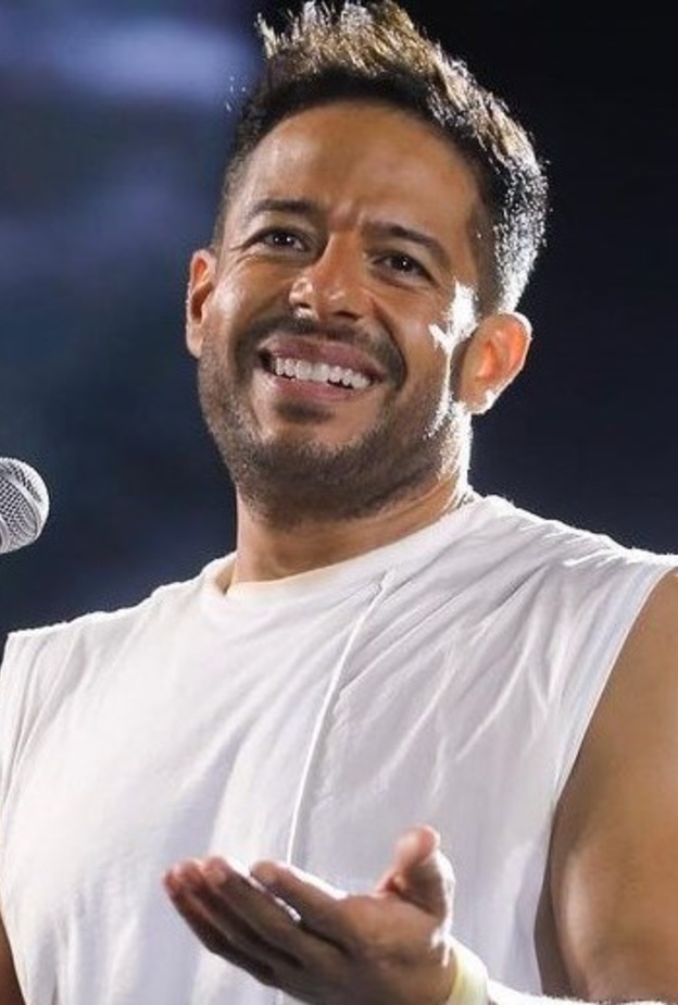 مواقف محرجة وأخرى طريفة واجهت النجوم على المسرح ومع معجبيهم