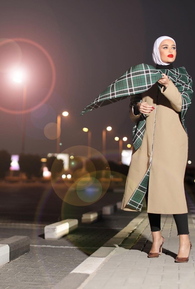 مرمر محمد وقع إختيارها على الوشاح بنقشة المربعات، وإختارته باللونين الأخضر والأسود