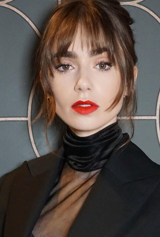 مكياج ليلي كولينز بارز باحمر الشفاه القوي