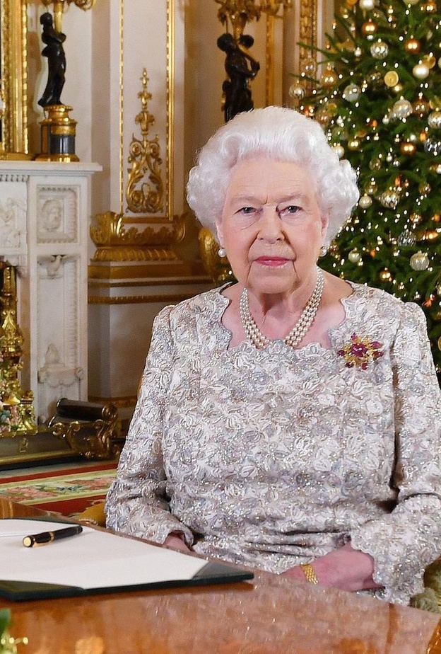 من هم أفراد عائلة الملكة الذين سيزورها في وندسور