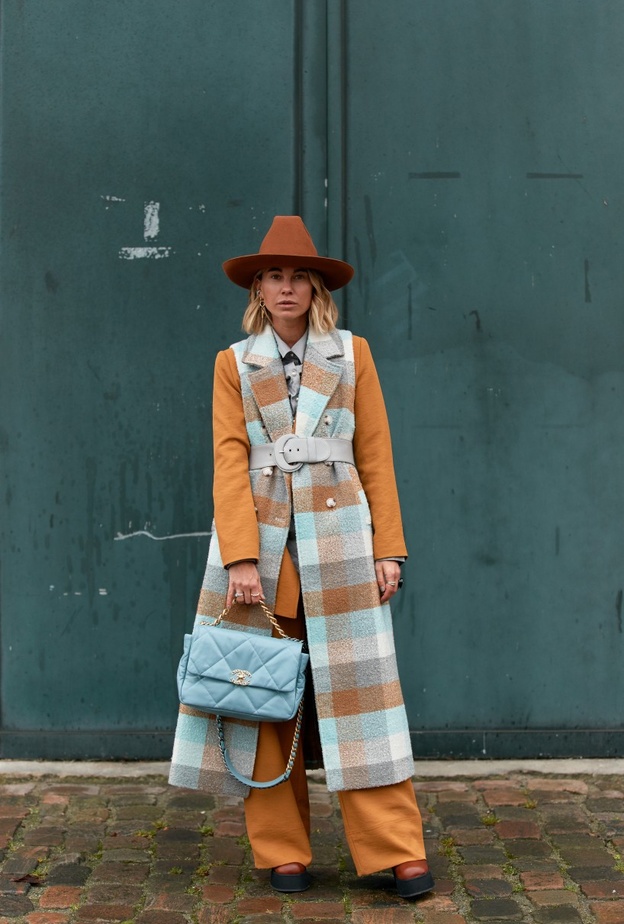 أفكار لتنسيق نقشة الكارو في اطلالات شتاء 2022