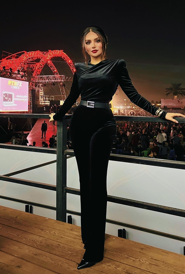 فساتين سهرة باللون الاسود لحفلات رأس السنة 2022 من وحي النجمات