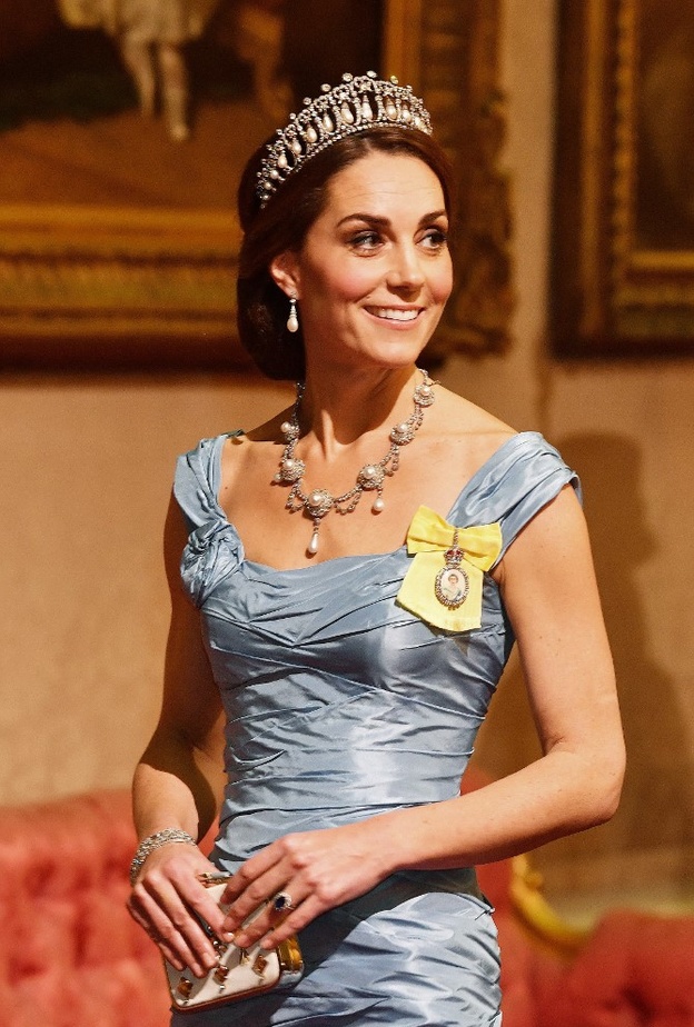 كيت ميدلتون ترتدي إحدى قطع المجوهرات الملكية المتشابهة مع مجوهرات أخرى