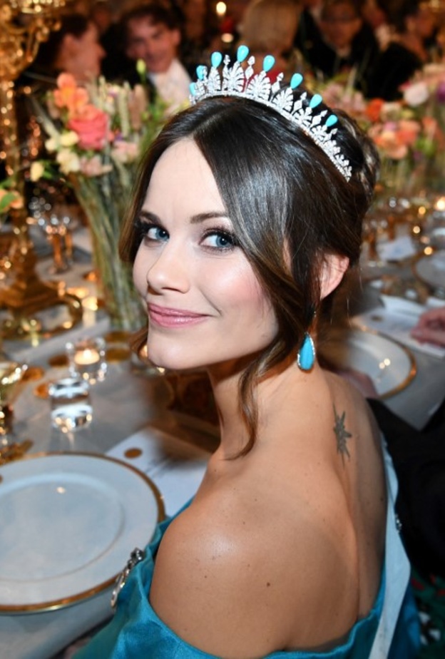 مجوهرات ملكية مرصعة بحجر الفيروز