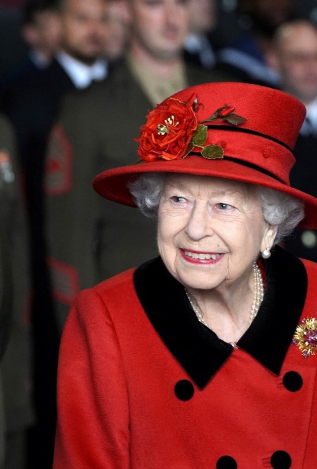 أجمل بروشات الملكة إليزابيث الثانية