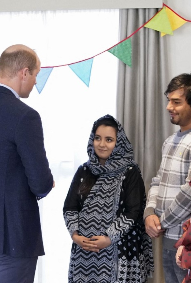 الأمير ويليام دوق كامبريدج يستمع إلى عائلة أفغانية لاجئة