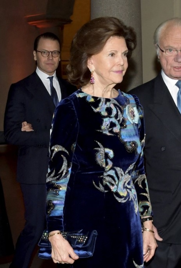 الملكة سيلفيا تتألق بأقراط ذو أحجار ملونة