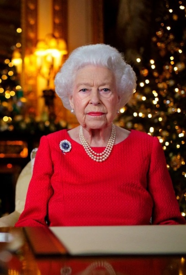 الملكة إليزابيث الثانية ترتدي بروش زهرة الأقحوان