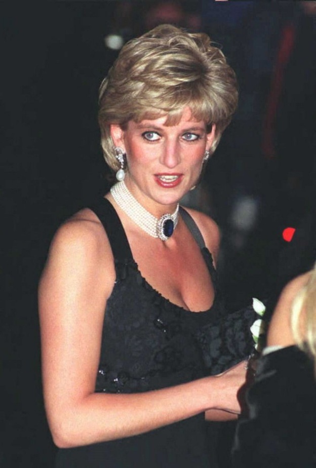 الأميرة ديانا تتألق بشوكر اللؤلؤ المميز