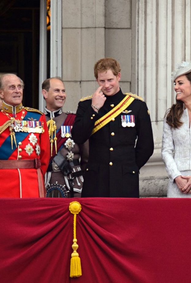 العائلة المالكة البريطانية في قصر باكنغهام