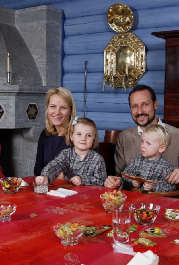 العائلة المالكة النرويجية تقضي عطلة نهاية العام في منزل Kongsseteren الخشبي