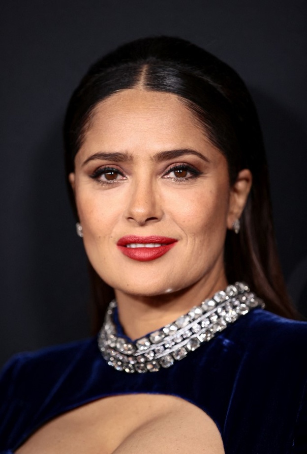  إطلالات سلمى حايك برسمات المكياج القوي خلال عام 2021