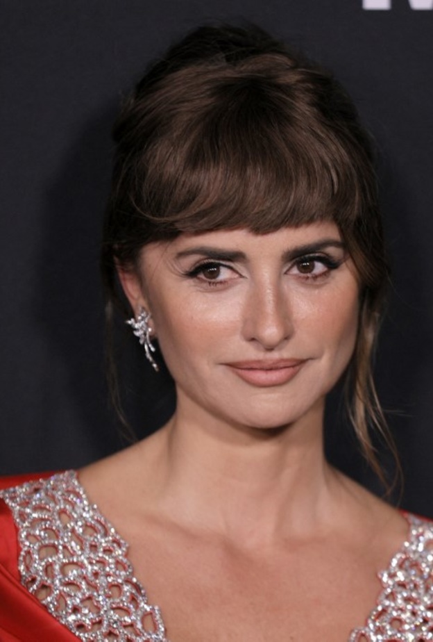 أفضل إطلالات مكياج وتسريحات شعر بينيلوبي كروز خلال عام 2021