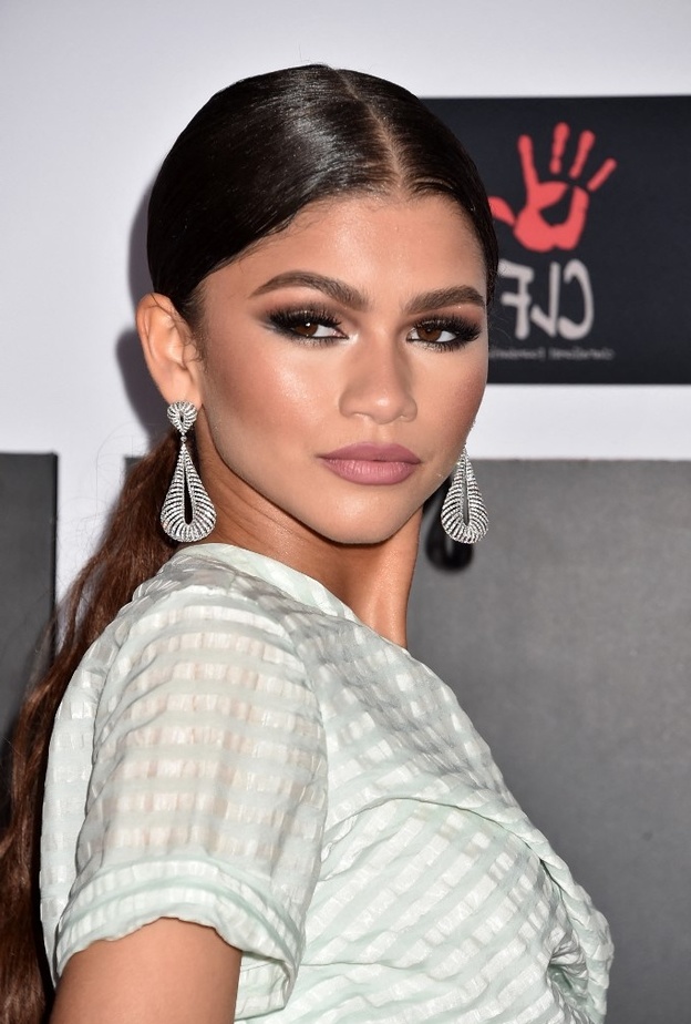 طريقة تطبيق مكياج سموكي أسود مع الظلال المعدنية 2021