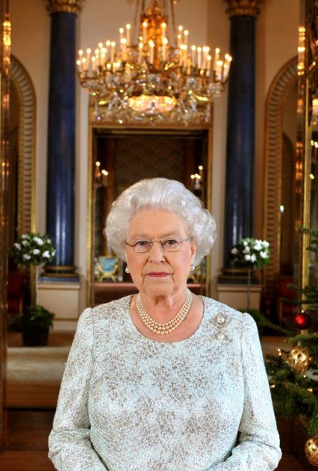 ملكة بريطانيا تفكر في استضافة غدائها السنوي في قلعة وندسور بدلا من قصر باكنغهام 