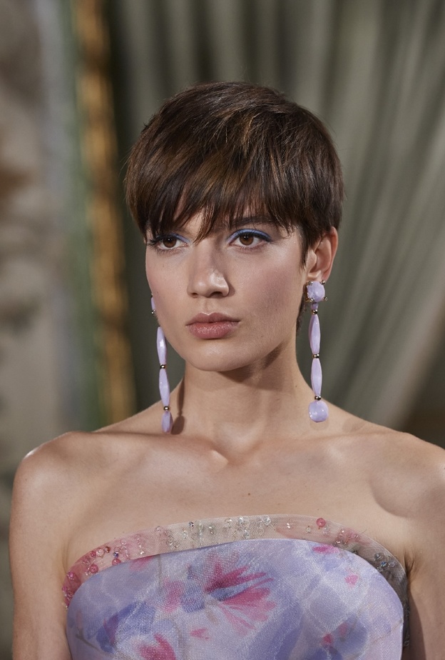 تسريحات انيقة للشعر القصير والذكوري مع الغرة الامامية من دار Armani Privè