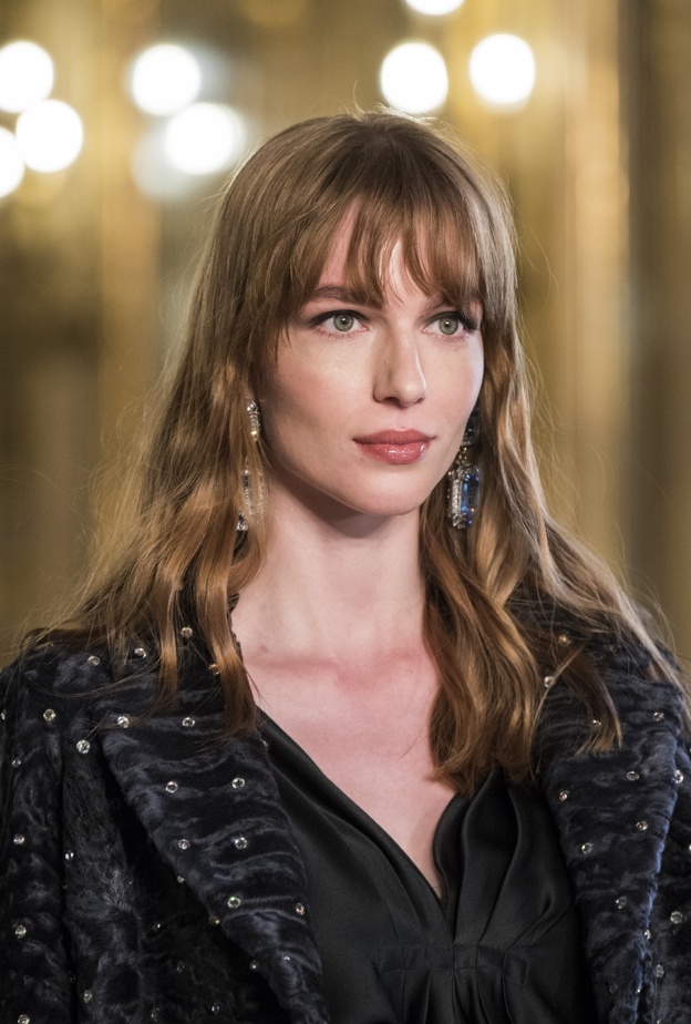 1 رئيسية   تسريحات شعر منسدلة مع الغرة الطويلة من Braschi