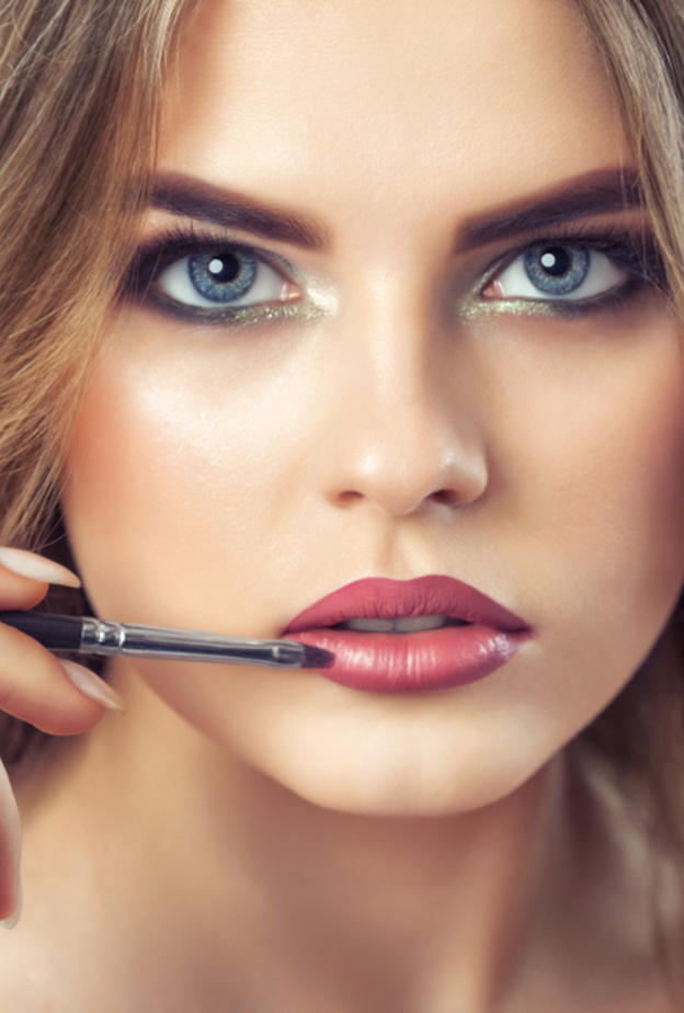 أبرز الاخطاء التي تمنعك من الحصول على مكياج مثالي