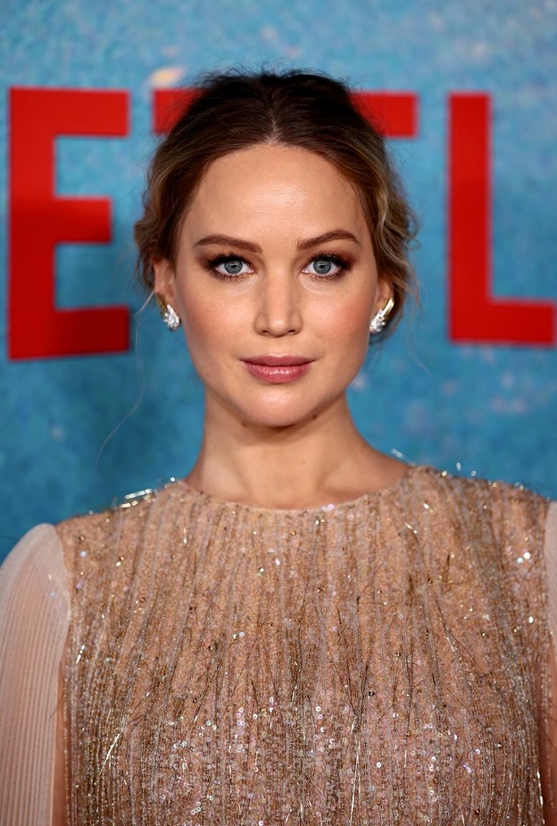 اطلالات جينيفر لورانس بمكياج برونزي قوي وبارز