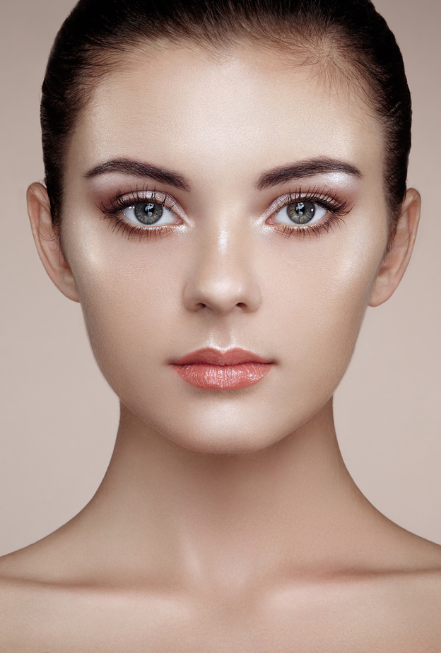  الاماكن الصحيحة لوضع الهايلايتر علي البشرة للحصول علي مظهر طبيعي