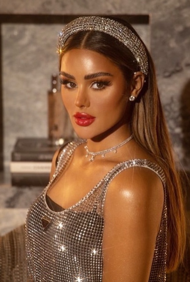 تسريحات شعر فخمة من وحي عهود العنزي لسهرات رأس السنة 2022