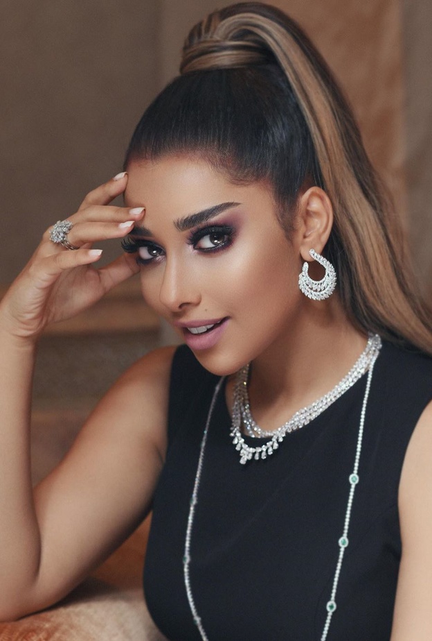 تسريحة الشعر النصف رفعة بأسلوب ذيل الحصان