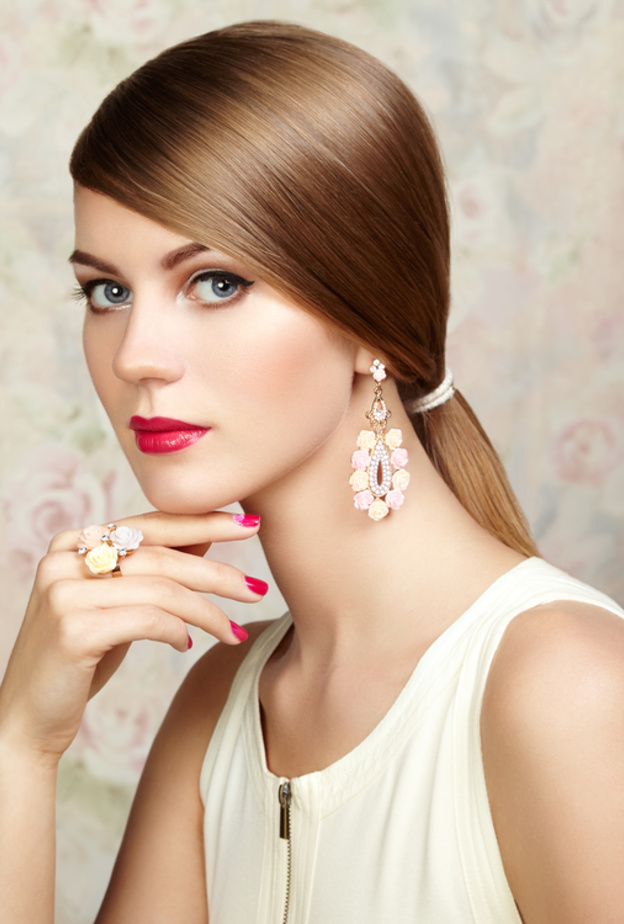 طريقة عمل تسريحات شعر سريعة للسهرات في حفلات نهاية العام