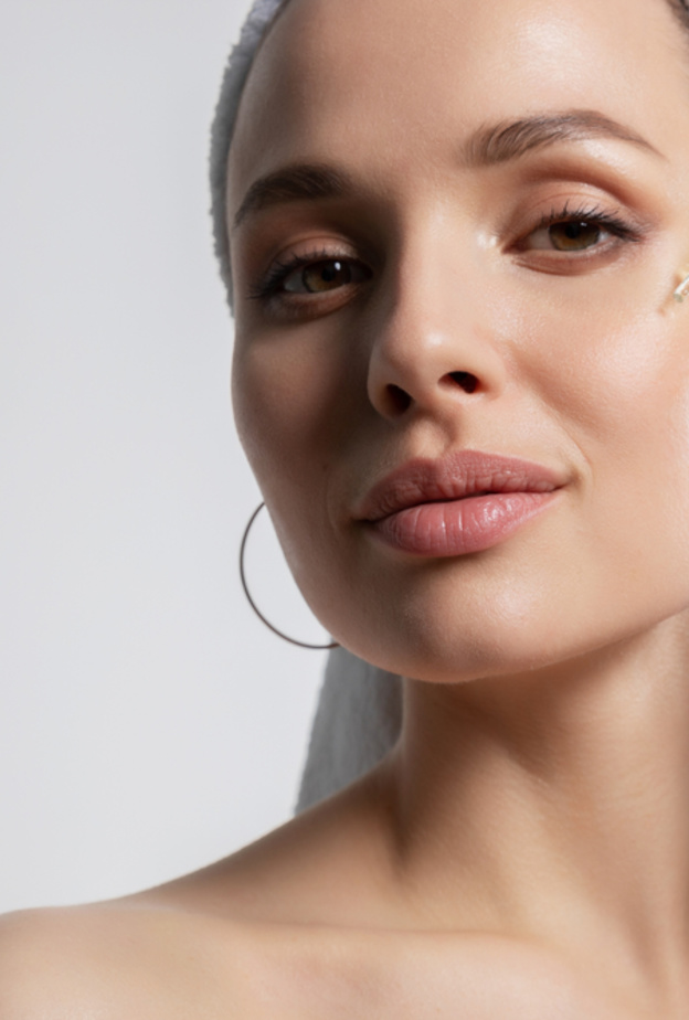 تطبيق السيروم في الليل يساعد على جعل بشرتك نضرة في النهار