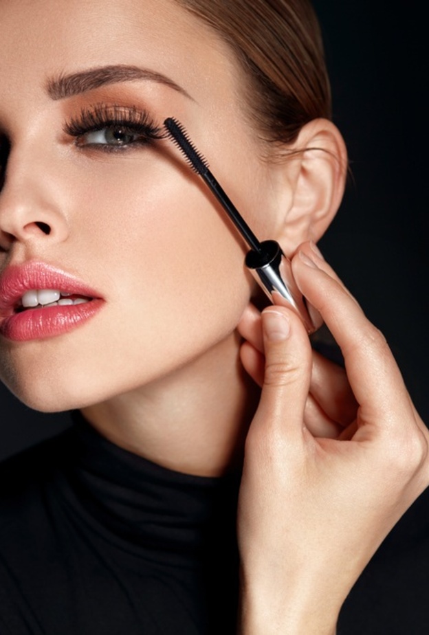 طريقة عمل مكياج بألوان هادئة لمناسبة نهاية عام 2021