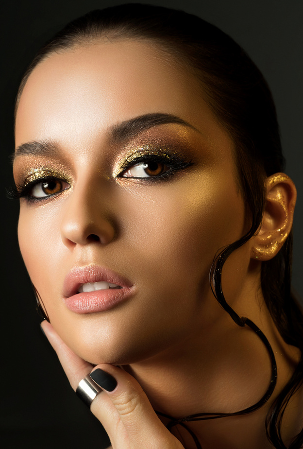  خطوات وضع المكياج الغليتر