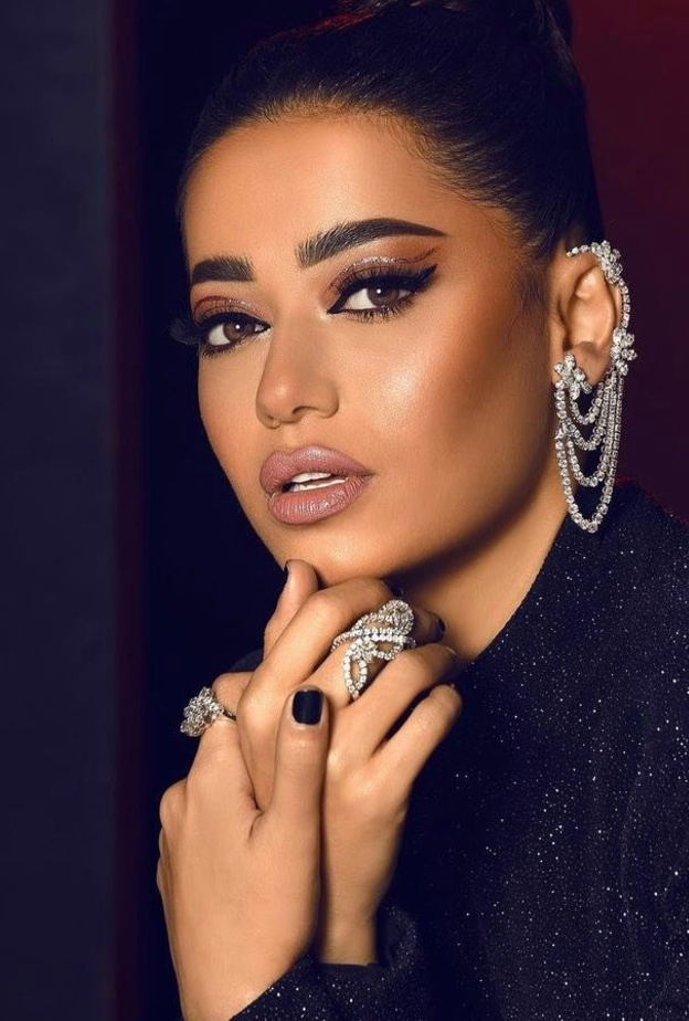 رسمات آيلاينر جريئة وعصرية لسهرات رأس السنة 2022 بأسلوب النجمات العربيات