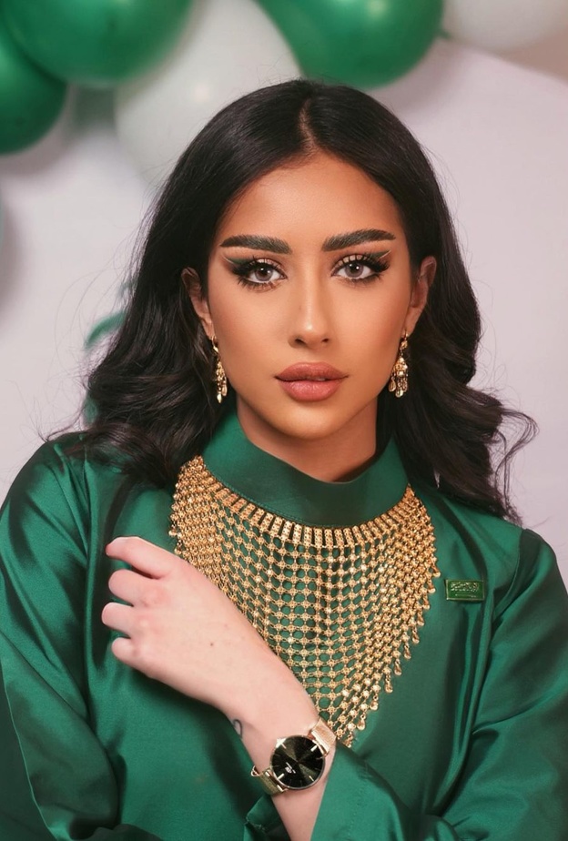 مكياج جريء باللون الأخضر لفرح الهادي -  صورة من حسابها على إنستاغرام