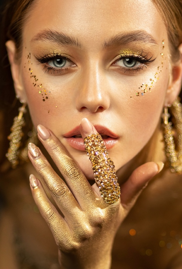 مكياج سموكي ذهبي لسهرة رأس السنة 2022