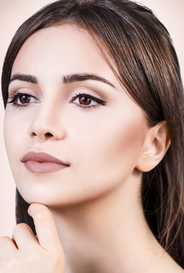 مكياج عيون بألوان هادئة لمناسبة نهاية عام 2021