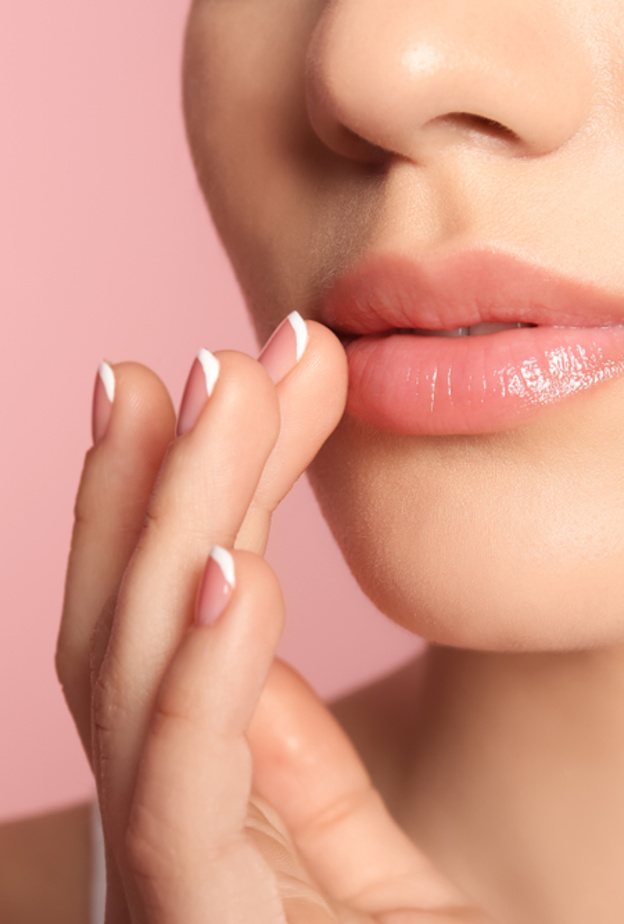 وصفات طبيعية لترطيب وتقشير الشفاه في فصل الشتاء