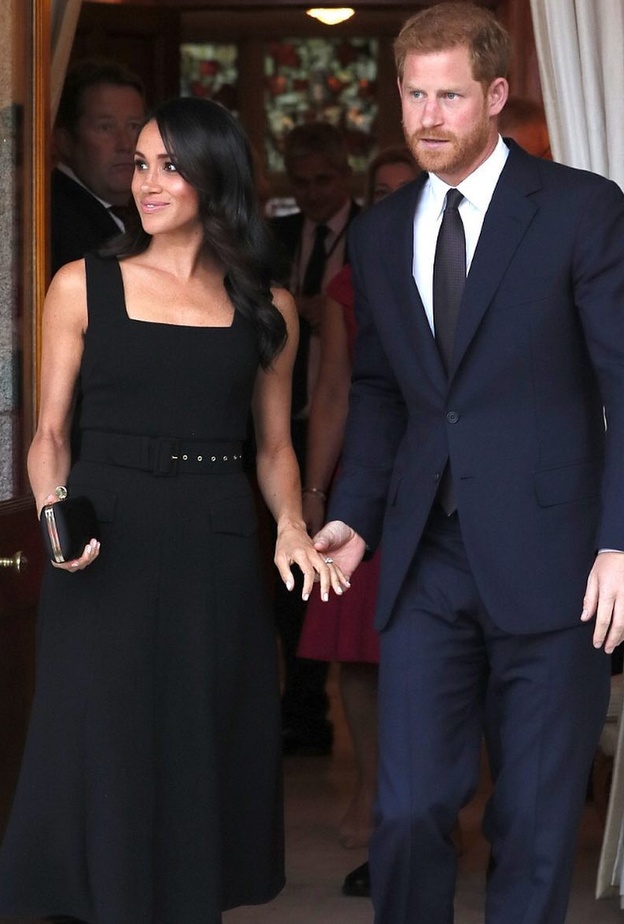 العائلة المالكة البريطانية قررت السماح للأمير هاري Prince Harry وزوجته ميغان ماركل Meghan Markle دوقة ساسيكس بالاحتفاظ بألقابهما الملكية خوفا منهما